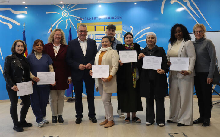 Dieciocho personas reciben sus diplomas tras participar en la Escuela de Acogida de Benidorm